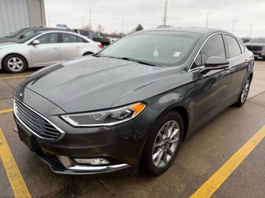 Used 2017 Ford Fusion SE Sedan