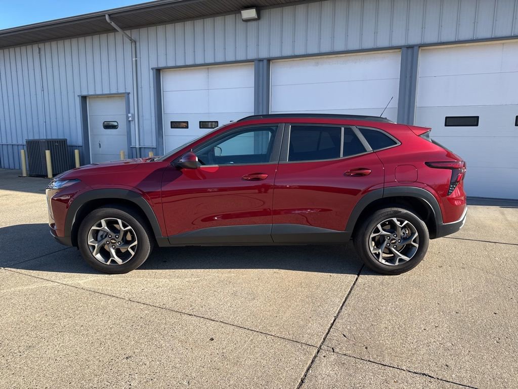 2025 Chevrolet Trax LT photo 3