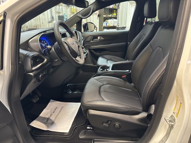 2026 Chrysler Pacifica Select - Photo 14