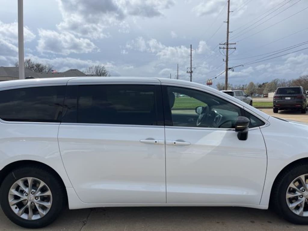 New 2026 Chrysler Pacifica LIMITED Passenger Van