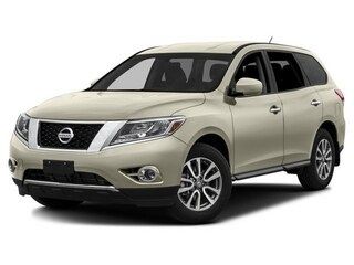 2016 Nissan Pathfinder SV's photo