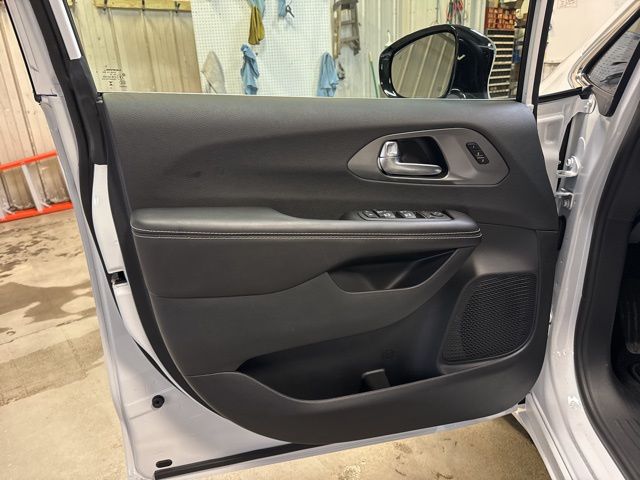 2026 Chrysler Pacifica Select - Photo 13