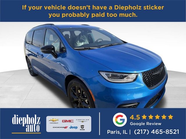 2026 Chrysler Pacifica Select's photo