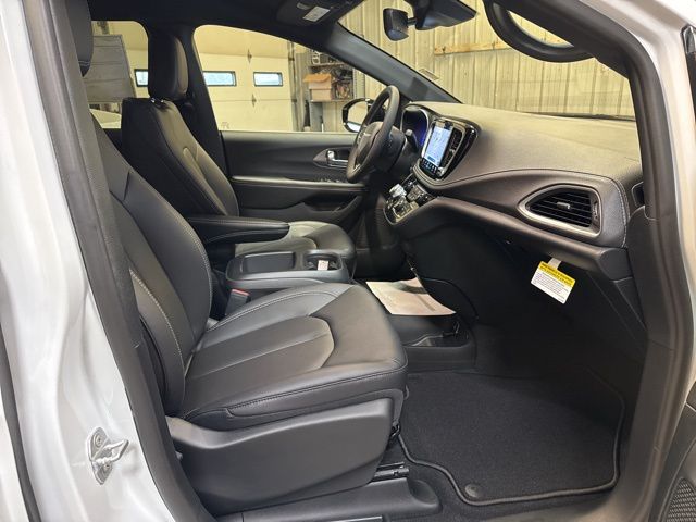 2026 Chrysler Pacifica Select - Photo 26