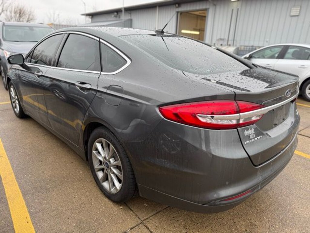 Used 2017 Ford Fusion SE Sedan