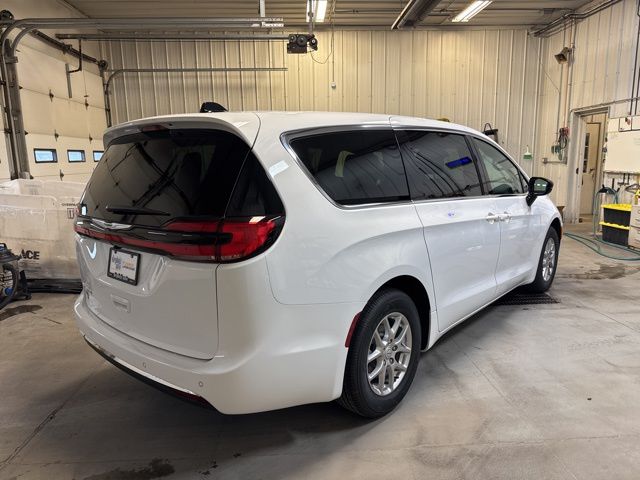 2026 Chrysler Pacifica Select - Photo 7