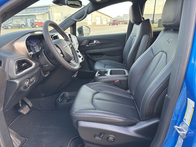 2026 Chrysler Pacifica Select - Photo 13