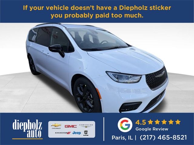 2026 Chrysler Pacifica Select's photo