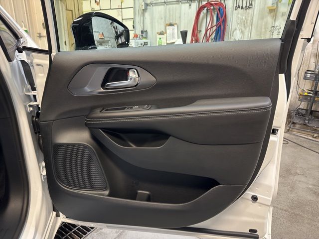 2026 Chrysler Pacifica Select - Photo 25