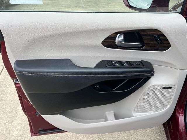 2022 Chrysler Pacifica Hybrid Limited - Photo 8
