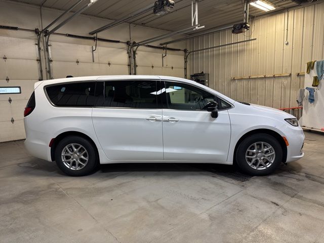 2026 Chrysler Pacifica Select - Photo 8
