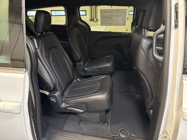2026 Chrysler Pacifica Select - Photo 23