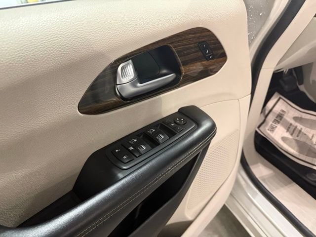 2021 Chrysler Pacifica Limited - Photo 8