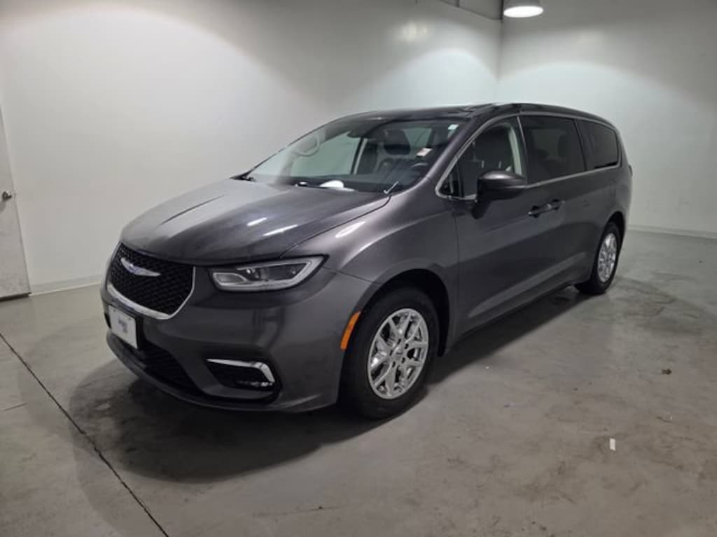 Used 2023 Chrysler Pacifica Touring L Minivan