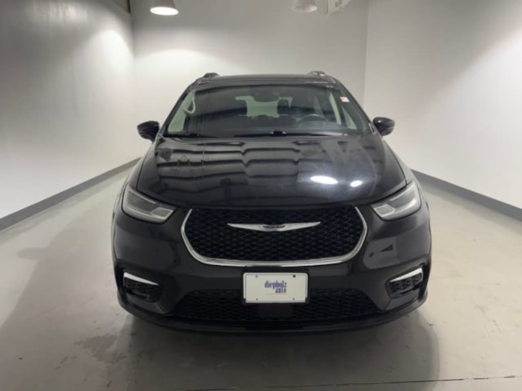 Used 2022 Chrysler Pacifica Touring L Minivan