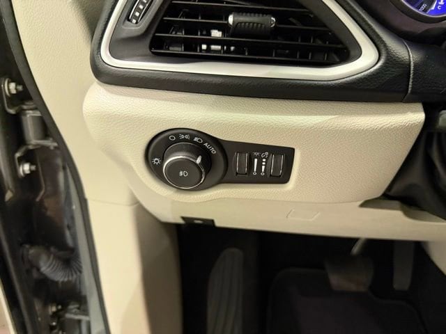 2022 Chrysler Pacifica Touring L - Photo 19