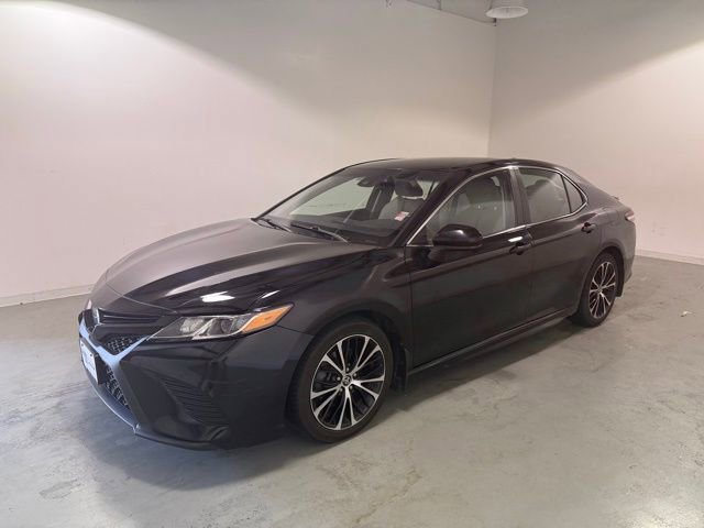 2020 Toyota Camry SE photo 3