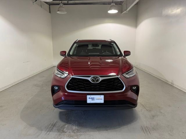 2021 Toyota Highlander XLE photo 2
