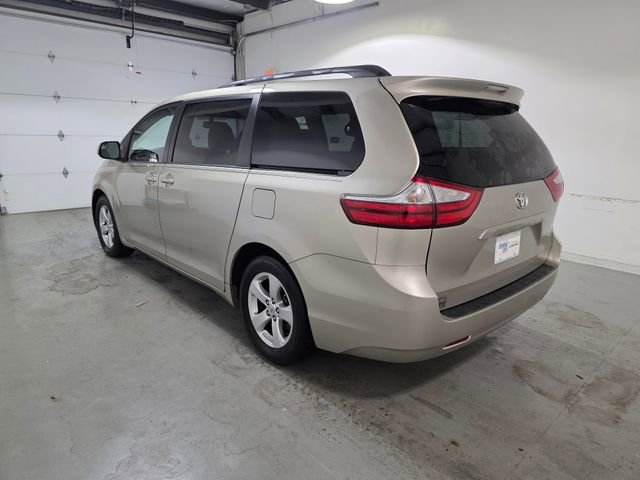 2015 Toyota Sienna LE photo 4