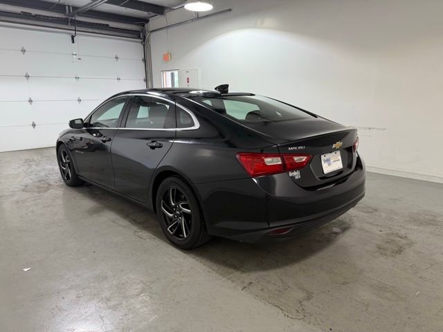 2017 Chevrolet Malibu 1LT photo 2