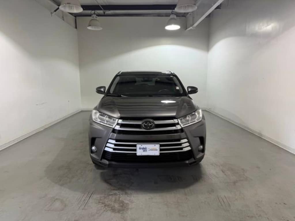 Used 2019 Toyota Highlander SE SUV