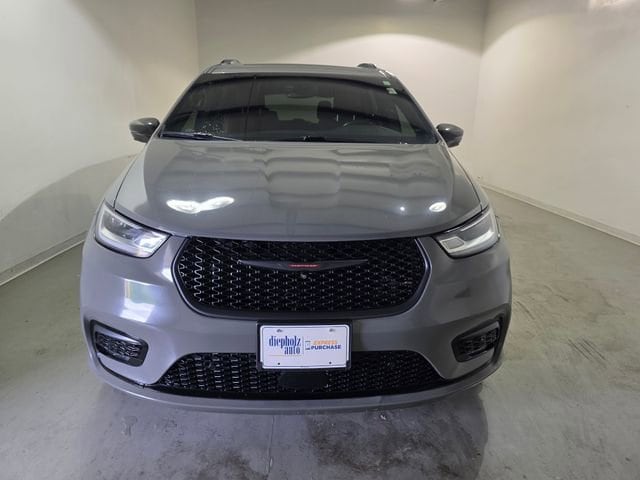 Used 2021 Chrysler Pacifica Limited with VIN 2C4RC3GG5MR557856 for sale in Charleston, IL