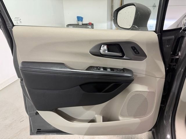 2022 Chrysler Pacifica Touring L - Photo 11
