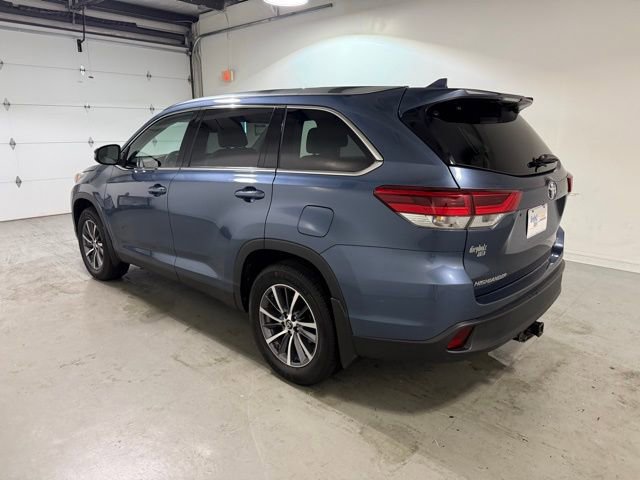 2019 Toyota Highlander SE photo 2