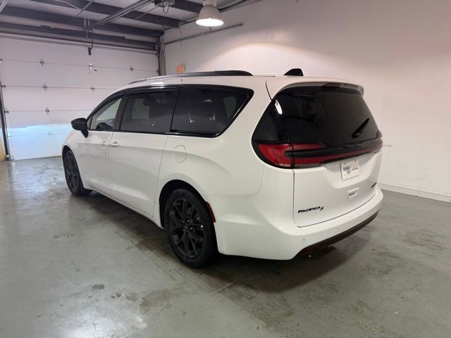 2025 Chrysler Pacifica Limited photo 3