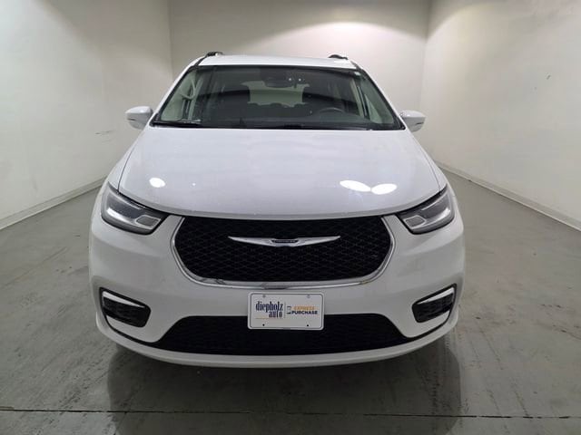 Used 2022 Chrysler Pacifica Touring L with VIN 2C4RC1BG6NR198742 for sale in Charleston, IL