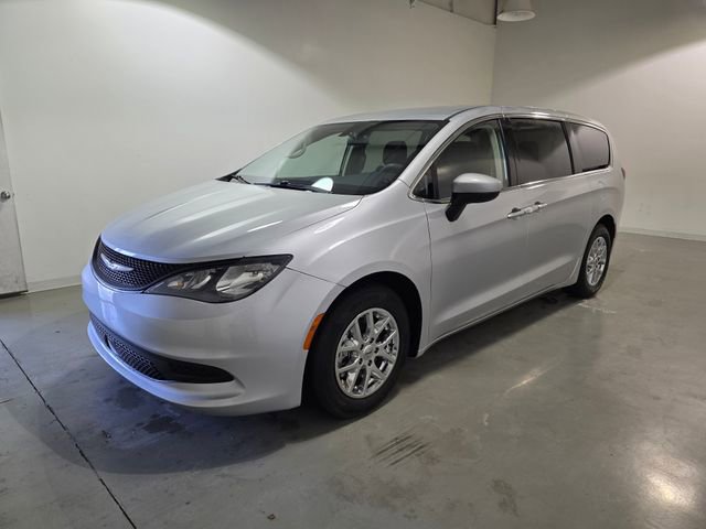 2022 Chrysler Voyager LX photo 3