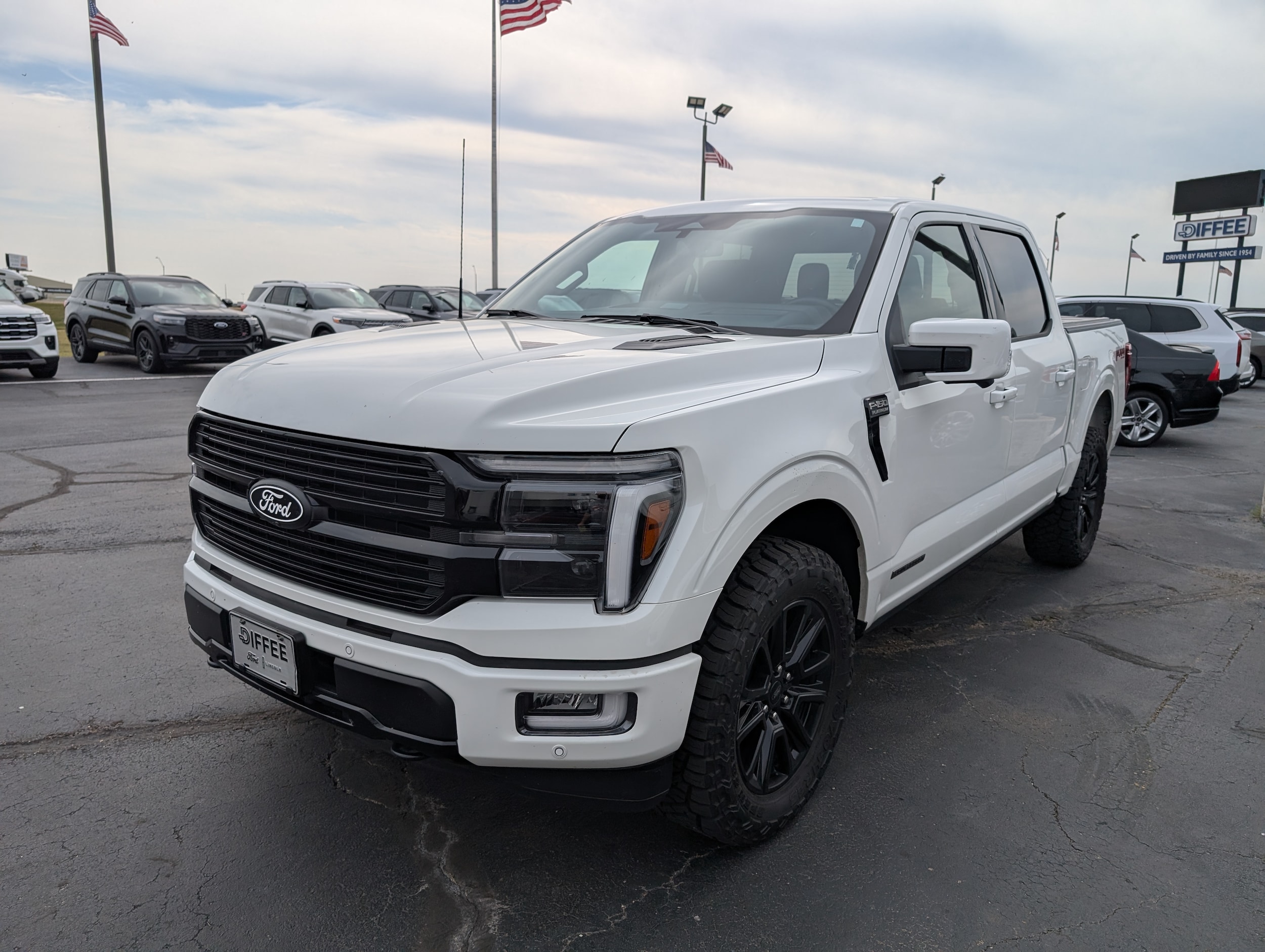 2025 Ford F-150 Platinum's photo