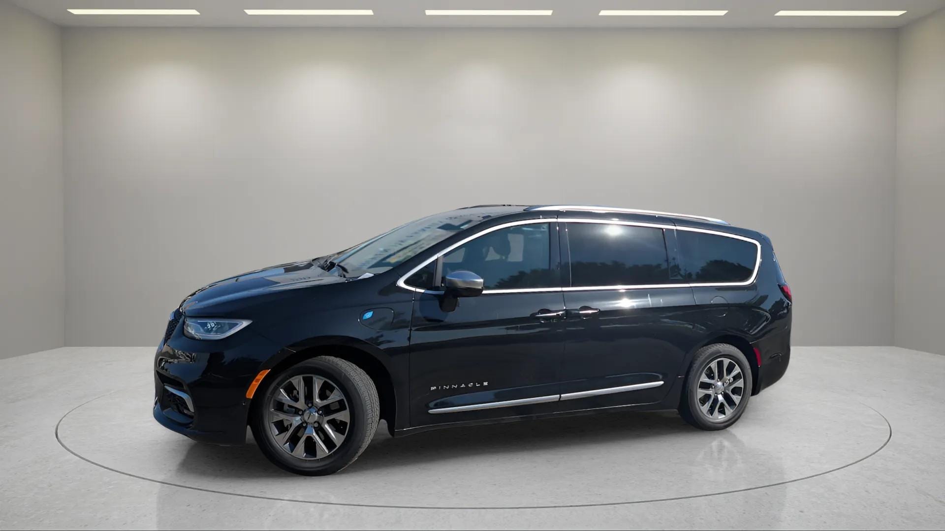 2023 Chrysler Pacifica Hybrid Pinnacle's photo