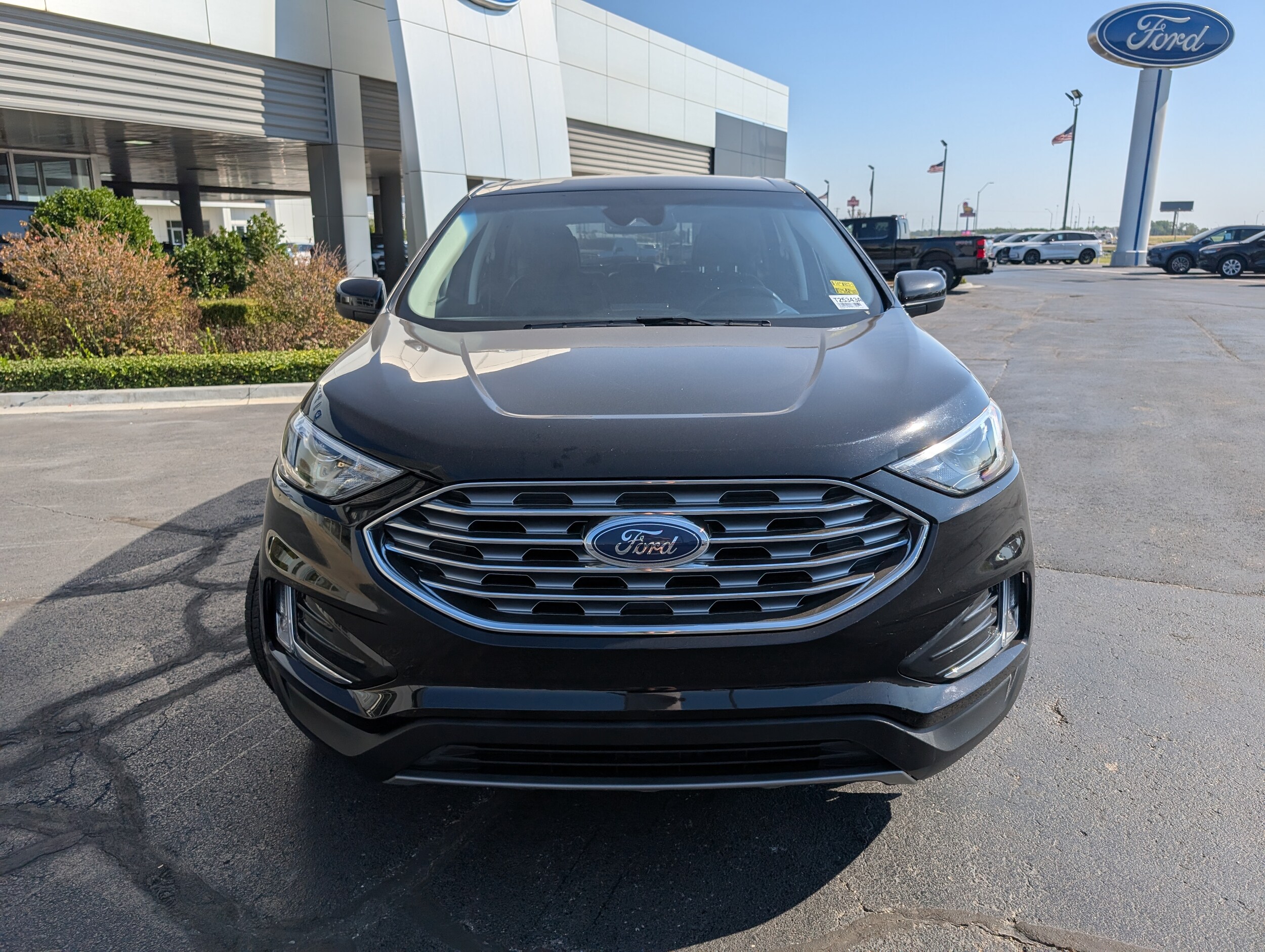 2022 Ford Edge SEL photo 2