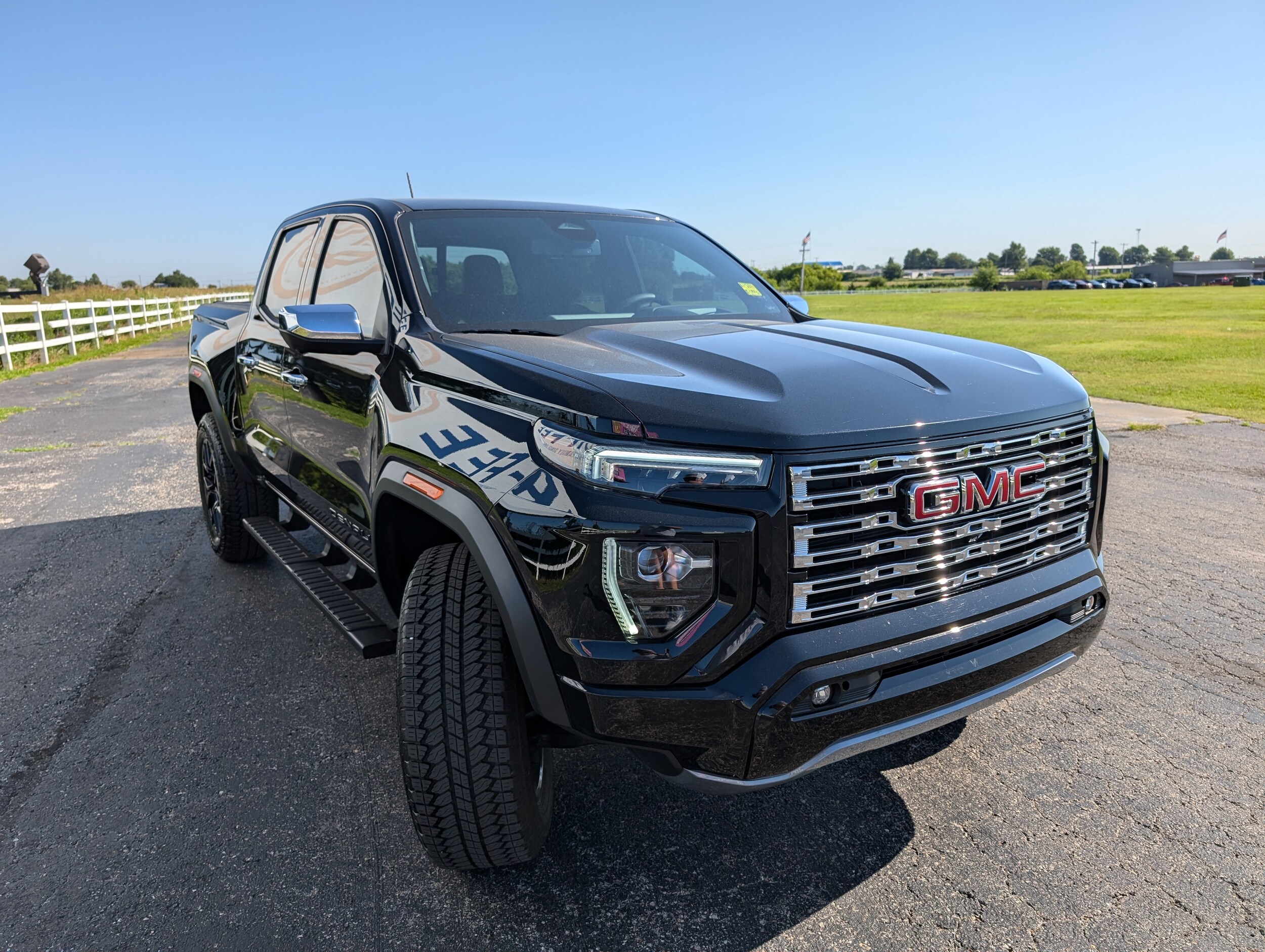 2024 Gmc Canyon Denali photo 2