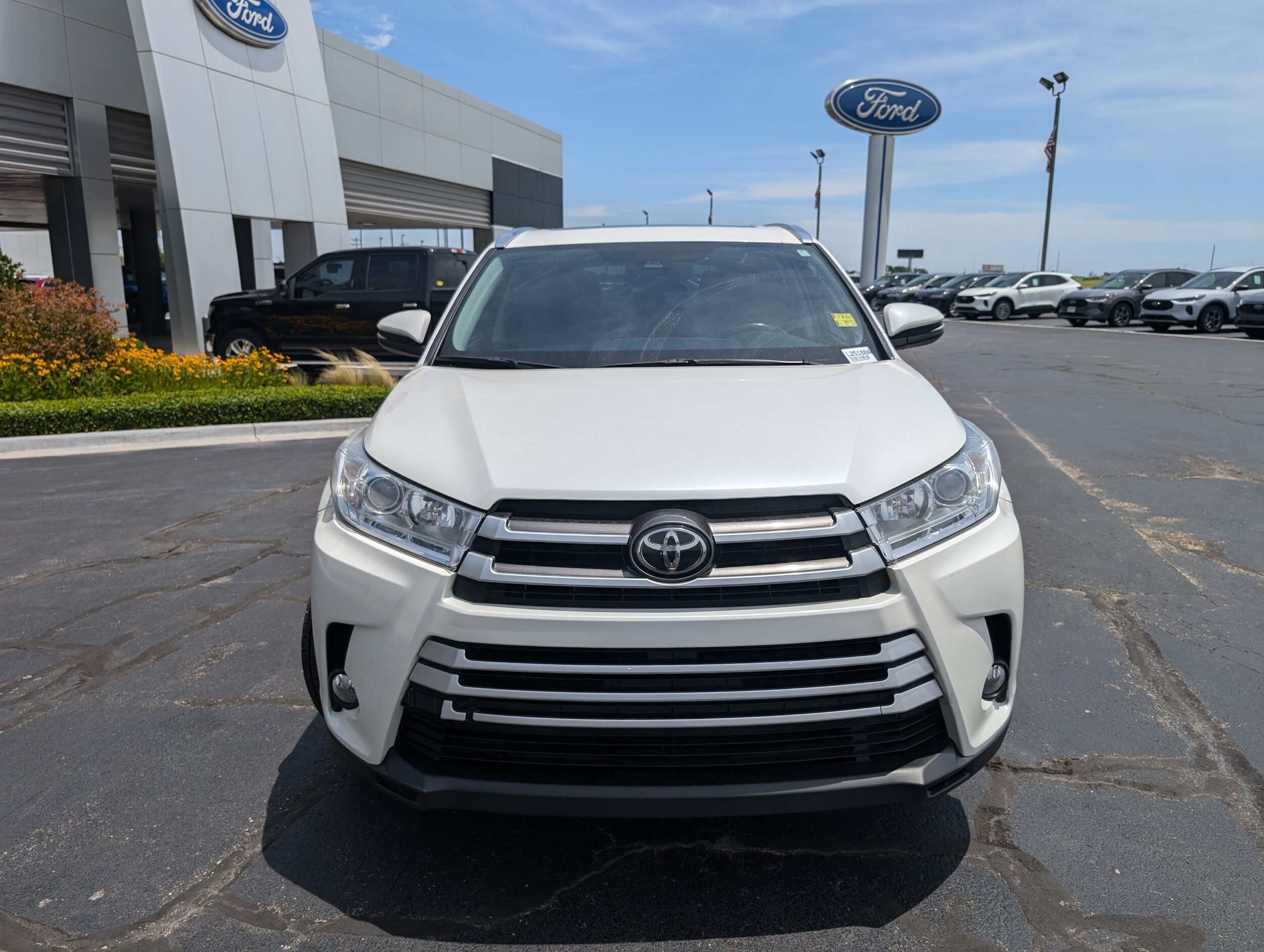 Used 2017 Toyota Highlander XLE with VIN 5TDKZRFHXHS214082 for sale in El Reno, OK