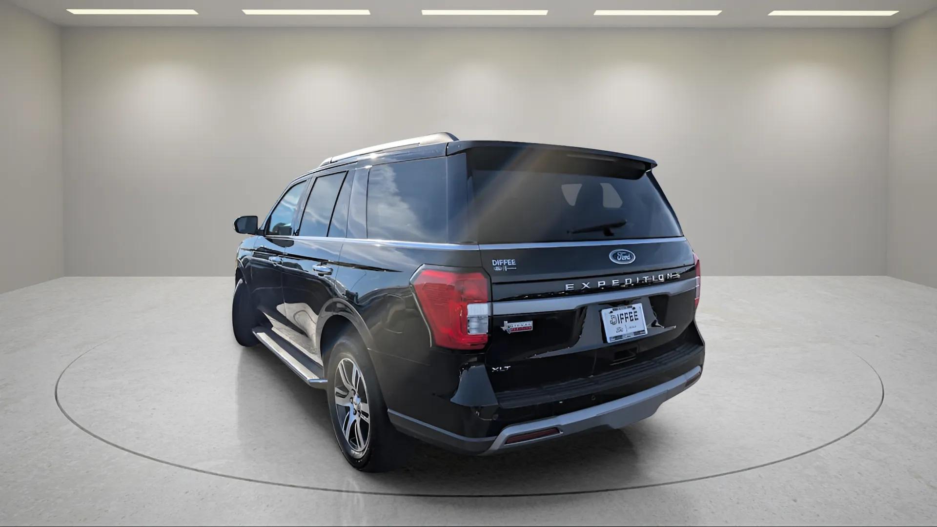 2022 Ford Expedition XLT photo 2