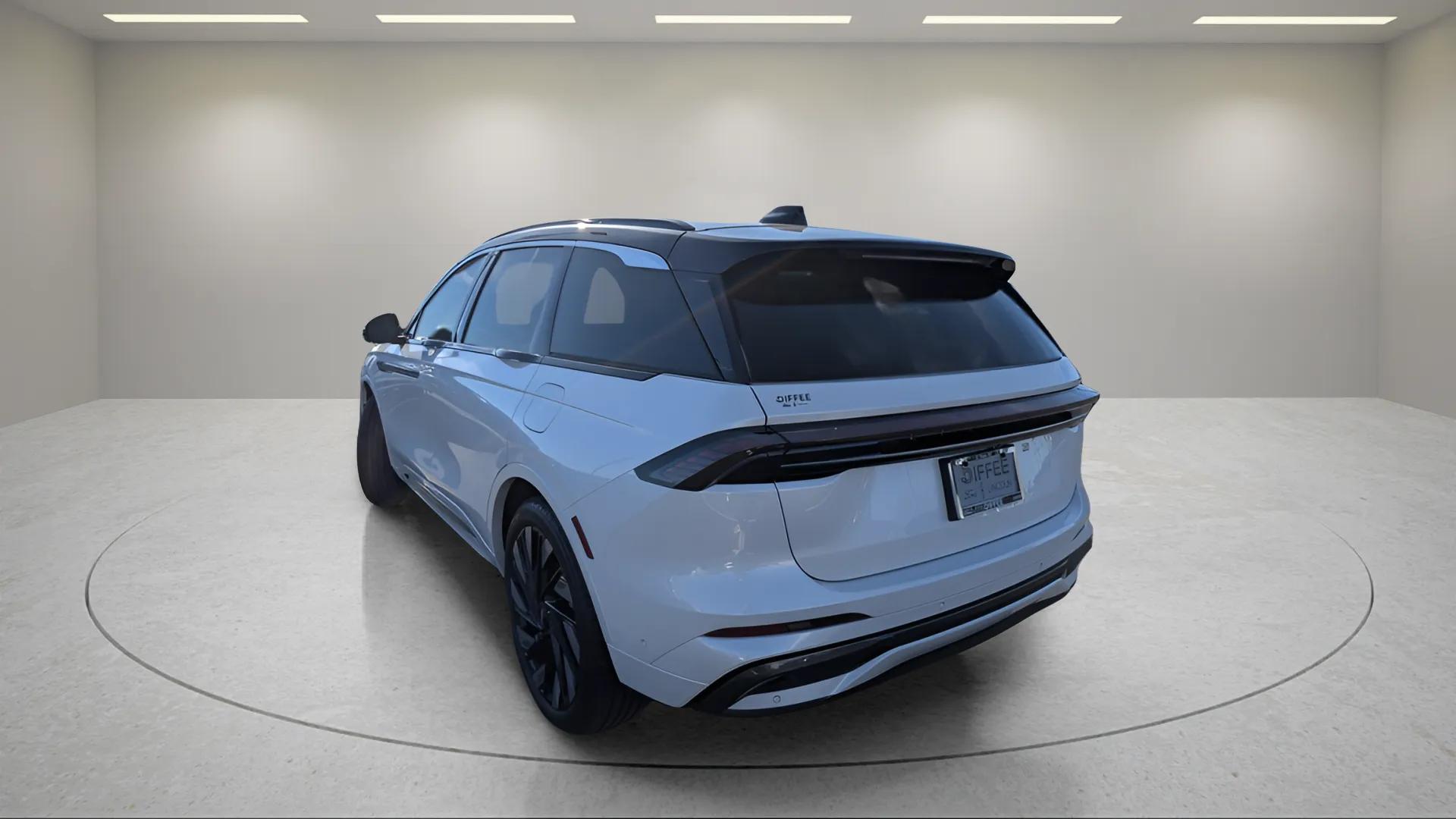 2024 Lincoln Nautilus Black Label photo 2