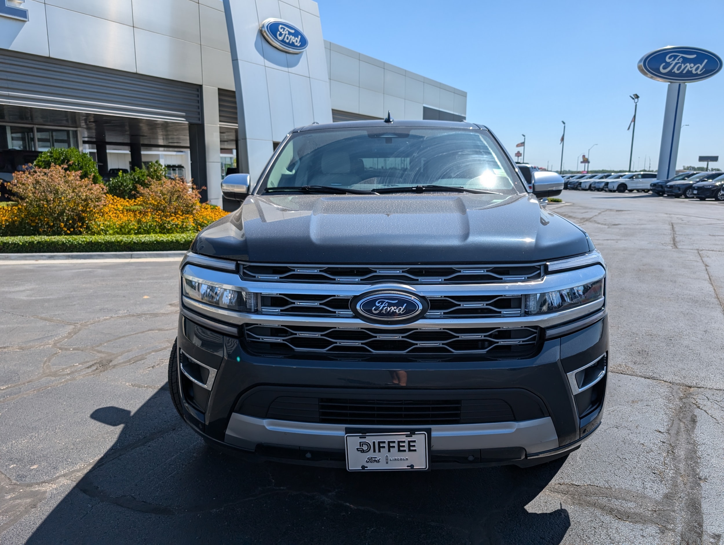 2024 Ford Expedition MAX Platinum photo 2