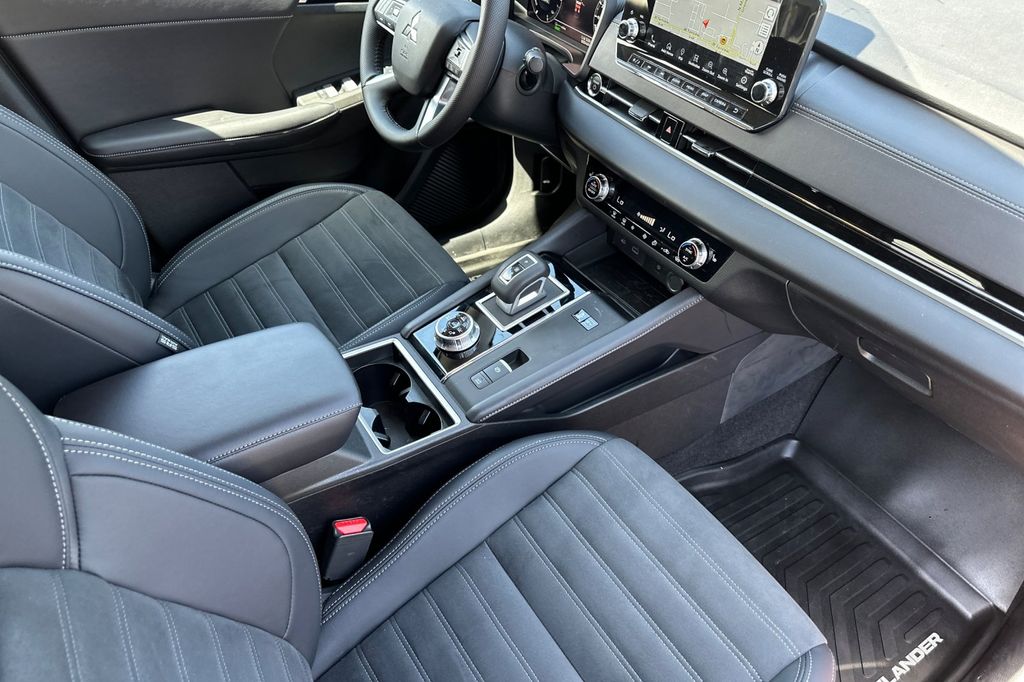 2025 Mitsubishi Outlander Plug-in Hybrid SE - Photo 15