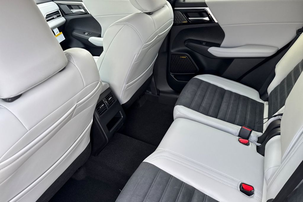 2026 Mitsubishi Outlander SE - Photo 11