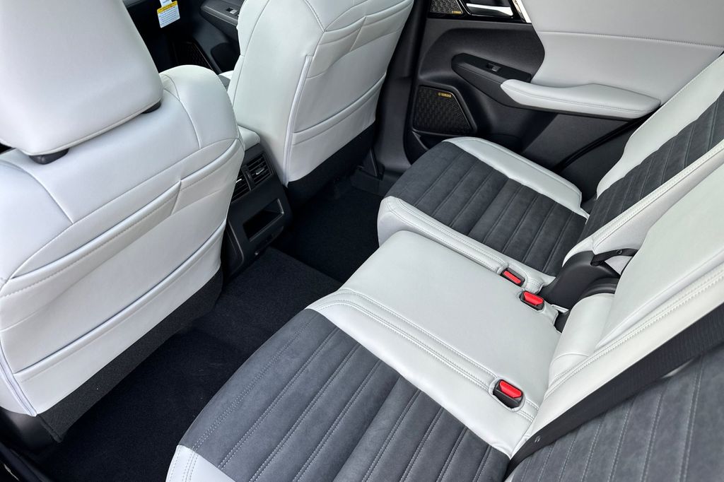 2026 Mitsubishi Outlander SE - Photo 11