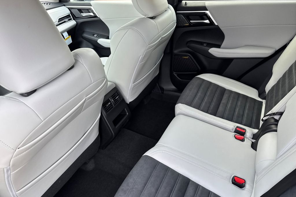 2026 Mitsubishi Outlander SE - Photo 13
