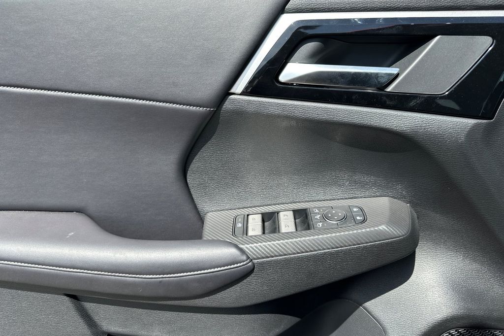 2025 Mitsubishi Outlander Plug-in Hybrid SE - Photo 10