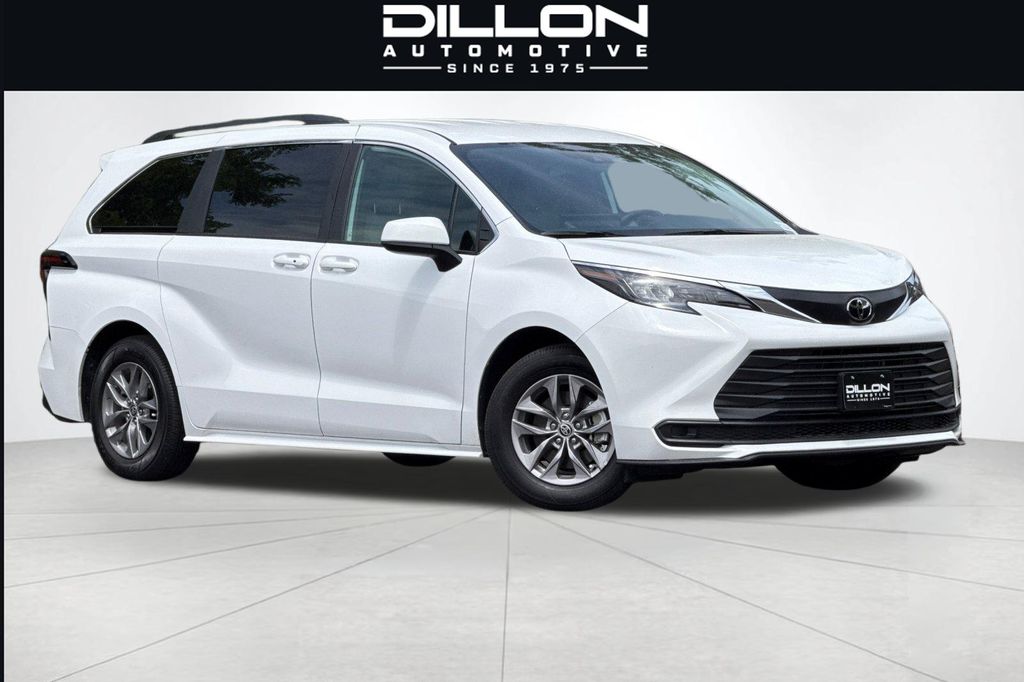 2026 Toyota Sienna LE 8-Passenger Hybrid AWD's photo