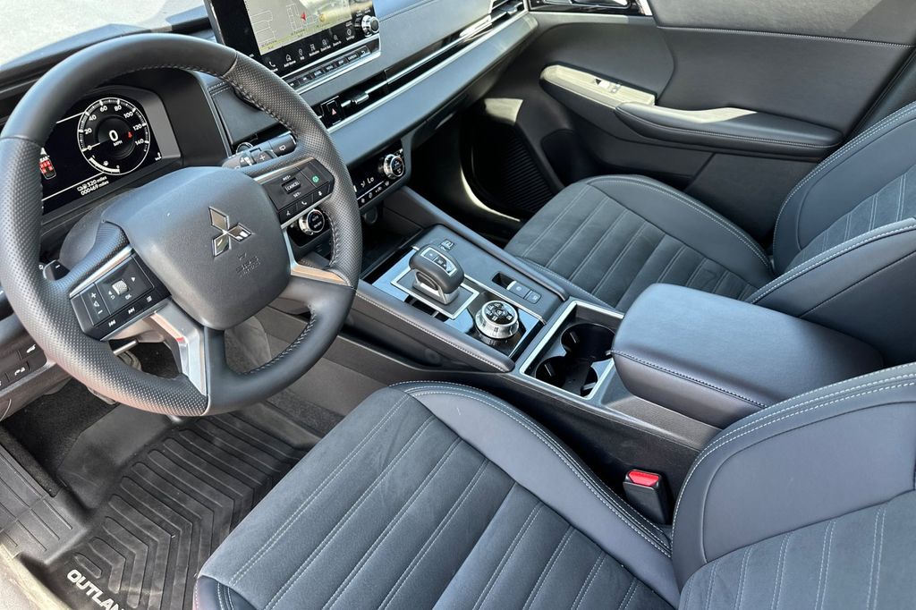 2025 Mitsubishi Outlander Plug-in Hybrid SE - Photo 9