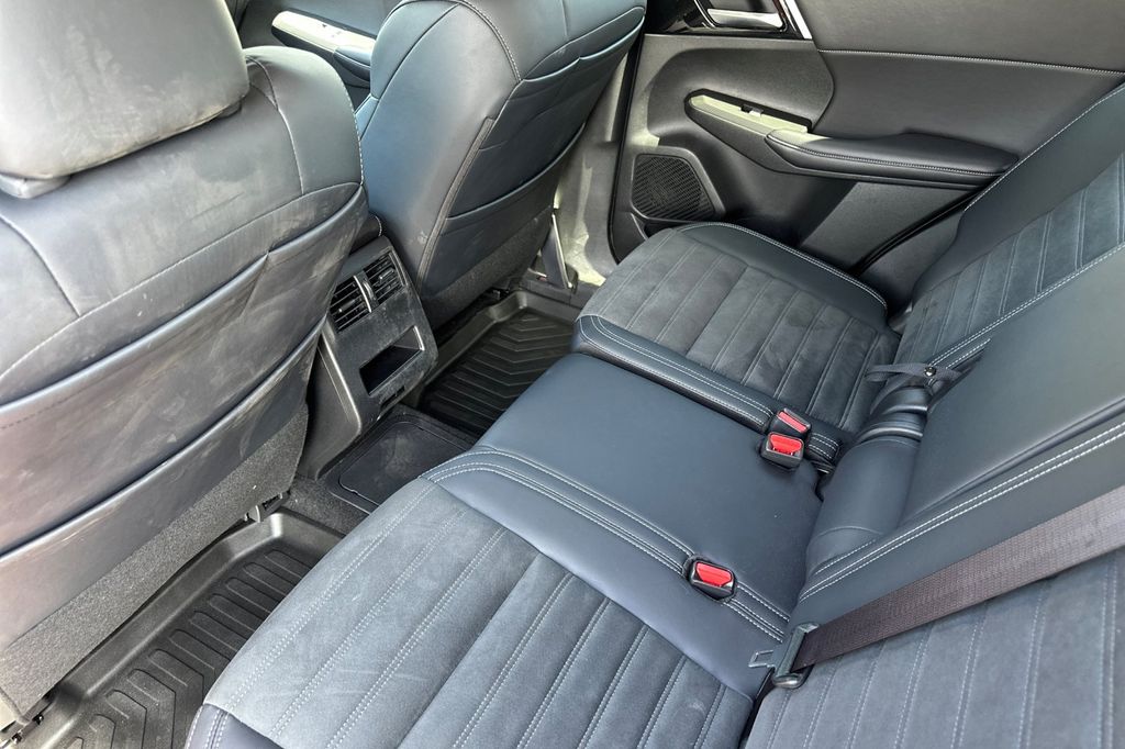 2025 Mitsubishi Outlander Plug-in Hybrid SE - Photo 11