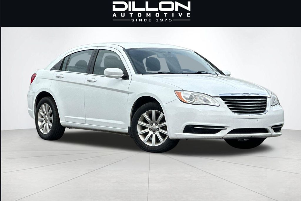 2013 Chrysler 200 Touring's photo