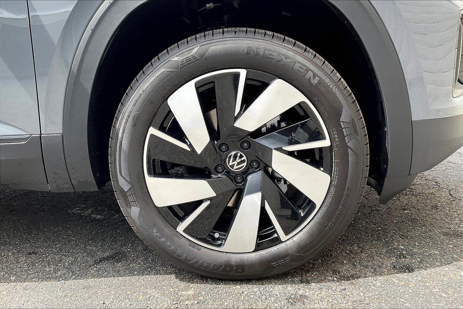 2025 Volkswagen Atlas Cross Sport SE w/Tech - Photo 10