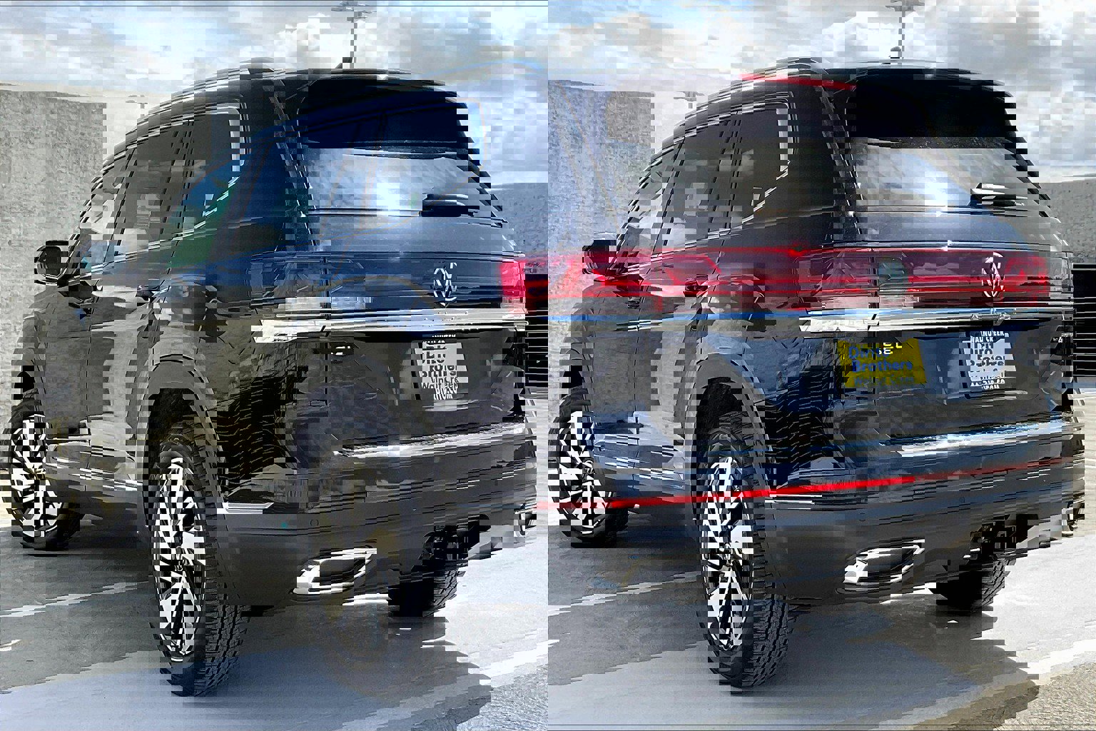 2025 Volkswagen Atlas SEL photo 2